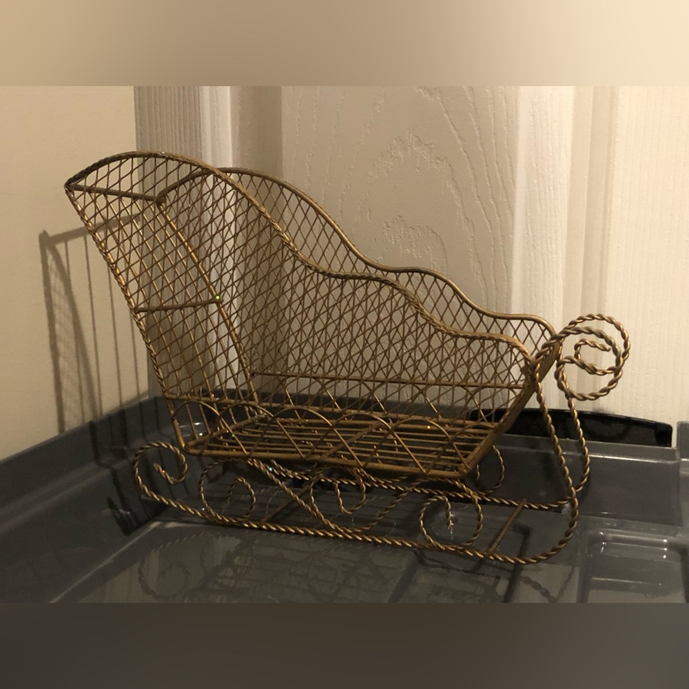 Decorative Wire Sleigh - Gold Accent